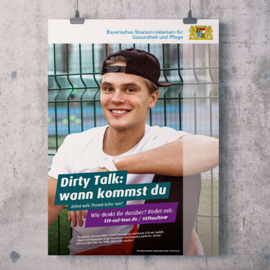 Bild: Poster der Kampagne „STI auf Tour“ an einer Wand. Postertext: „Dirty Talk: wann kommst du ... dabei aufs Thema Safer Sex?“