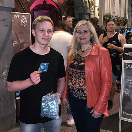 Staatsministerin Melanie Huml und Youtuber ChrisTezz vor einem Club.