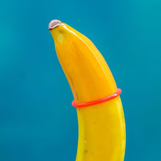 Bild von einer Banane über die ein Kondom gezogen ist.