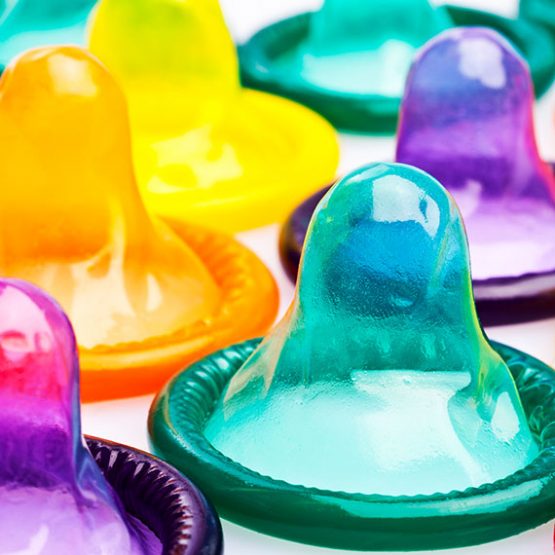 Mehrere farbige Kondome.